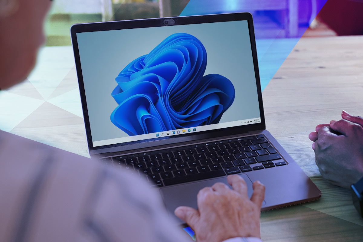 Una persona utilizando una laptop con Windows 11.