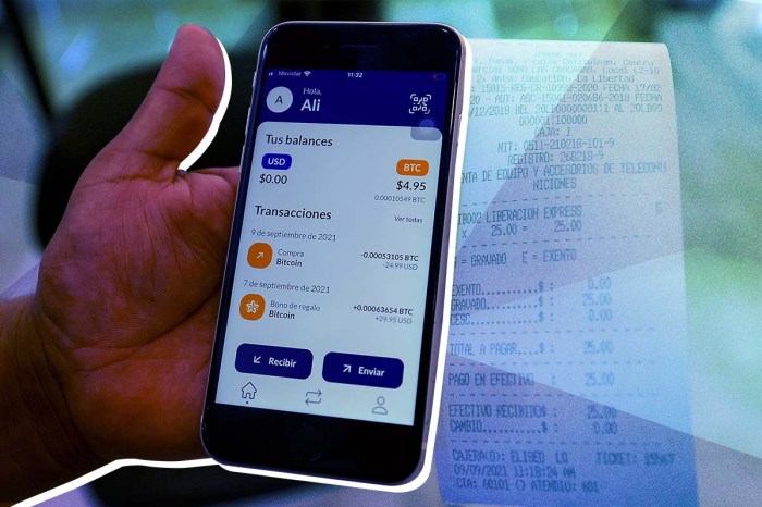 Un celular con la aplicación Chivo Wallet abierta, la billetera digital salvadoreña para realizar pagos con bitcoins.