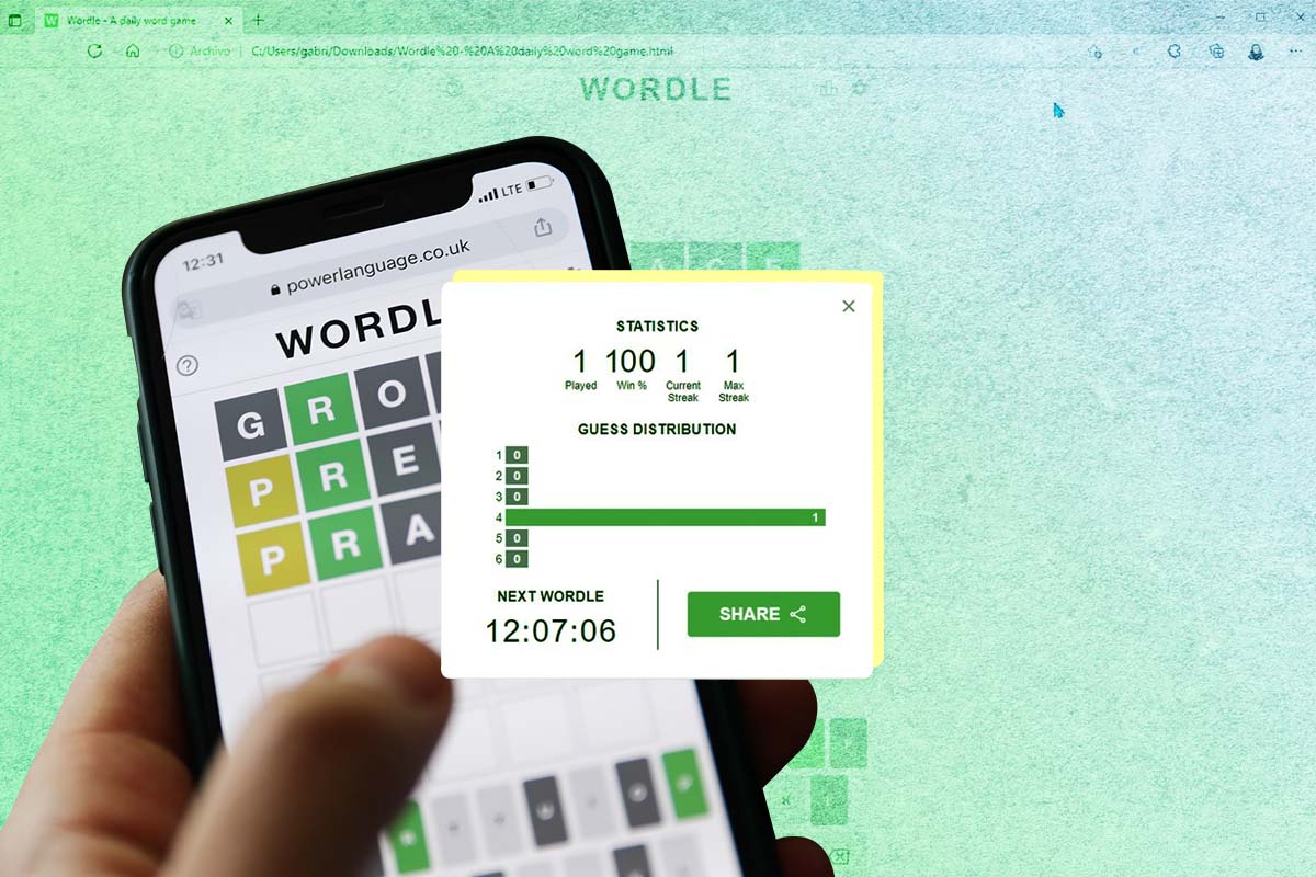 Un teléfono sostenido en la mano con el juego de internet Wordle.