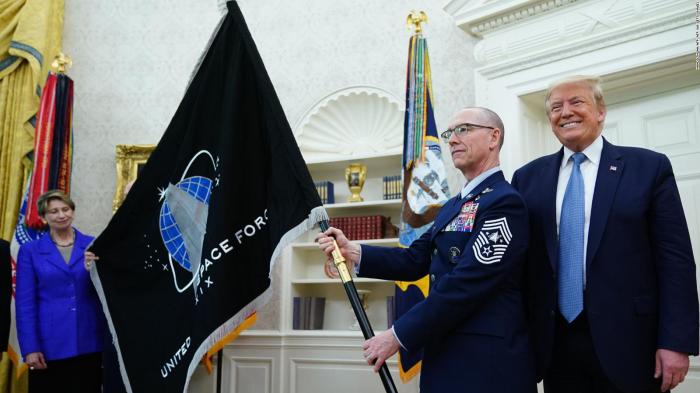 Miembros de la Fuerza Espacial de Estados Unidos junto a Donald Trump.