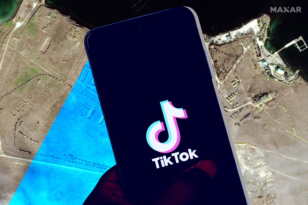 Un celular con el logo de la aplicación TikTok. En el fondo, una vista aérea del área de Novoozerne y el Lago Donuzlav.