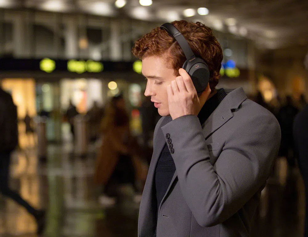Hombre usando los audífonos Sony WH-1000XM4.