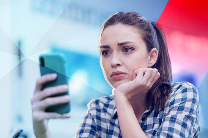 Una mujer con una expresión de angustia mirando su celular.
