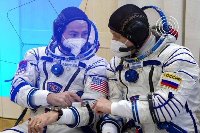 El astronauta Mark Vande Hei y el cosmonauta Oleg Novitskiy.