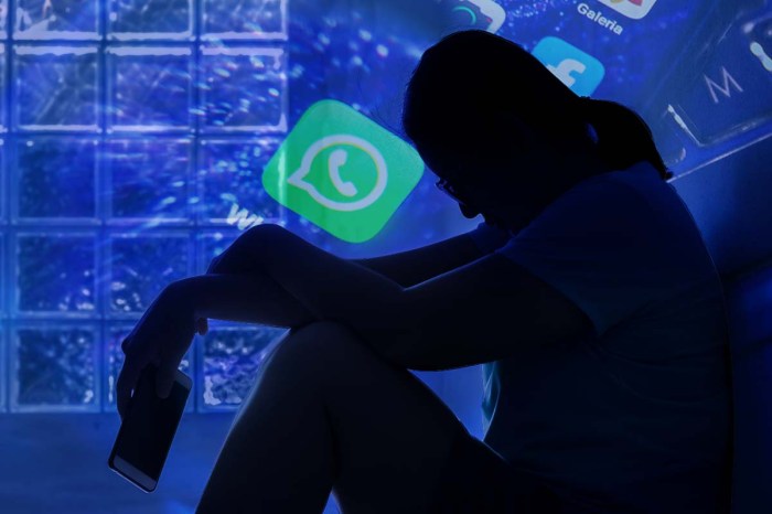 Una persona sentada en el suelo con el celular en la mano, sobre un fondo con el logo de WhatsApp.