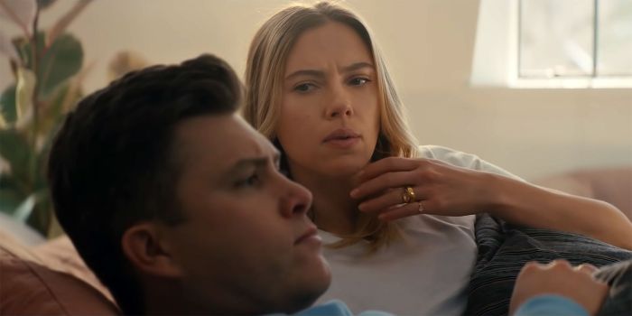 Scarlett Johansson y su esposo Colin Jost en un anuncio de Alexa.