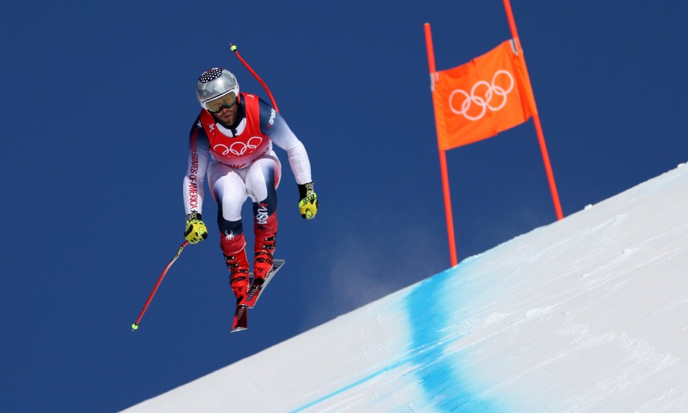 El estadounidense Travis Ganong en entrenamientos de esquí en Beijing 2022