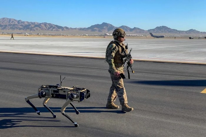 Un perro robot de Ghost Robotics acompaña a un soldado durante un ejercicio.