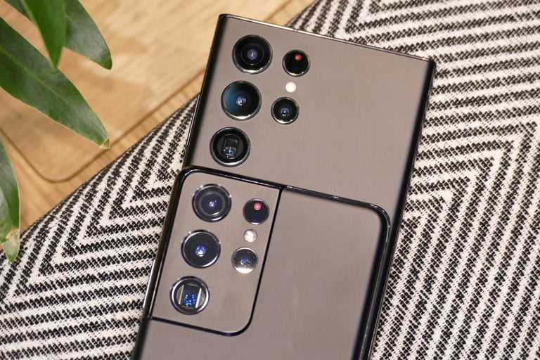 Cámaras de un Galaxy S22 Ultra y de un Galaxy S21 Ultra.