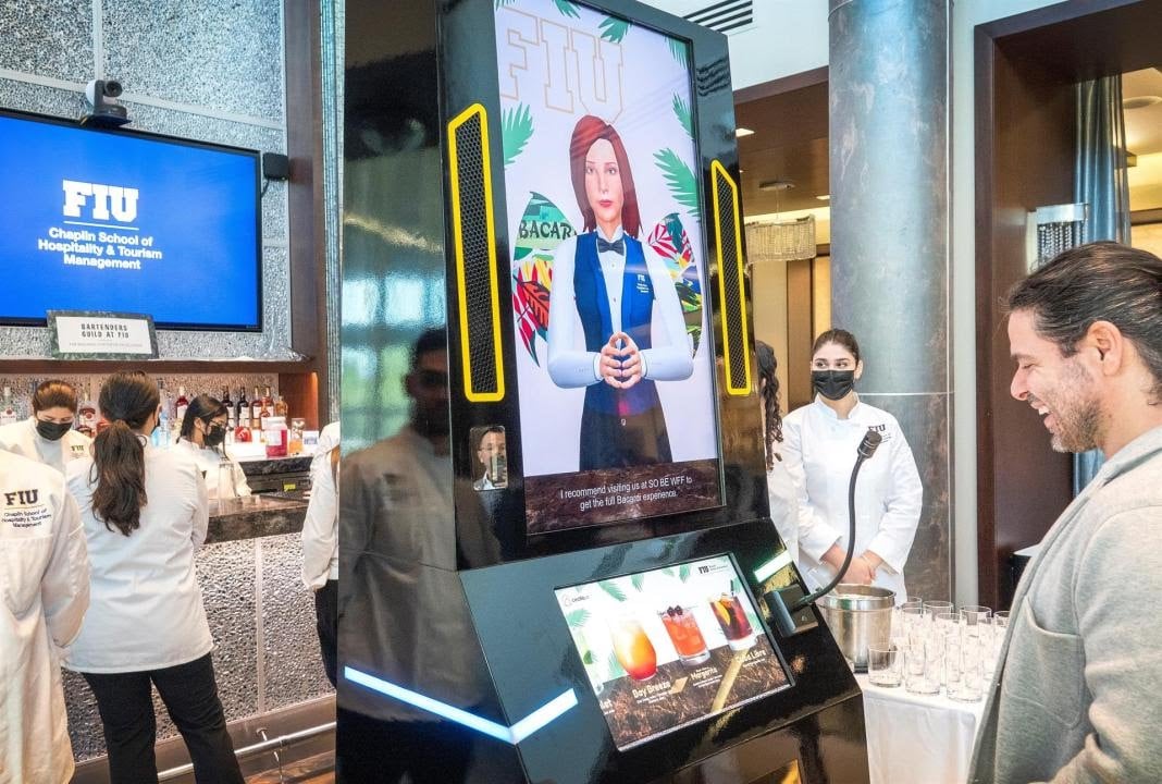Una empresa de robótica lanza un robot bartender llamado Cecilia.