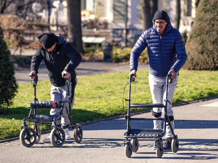 Un implante basado en electrodos desarrollado por un grupo de investigadores en Suiza permitió a tres personas parapléjicas caminar e incluso, realizar deporte.