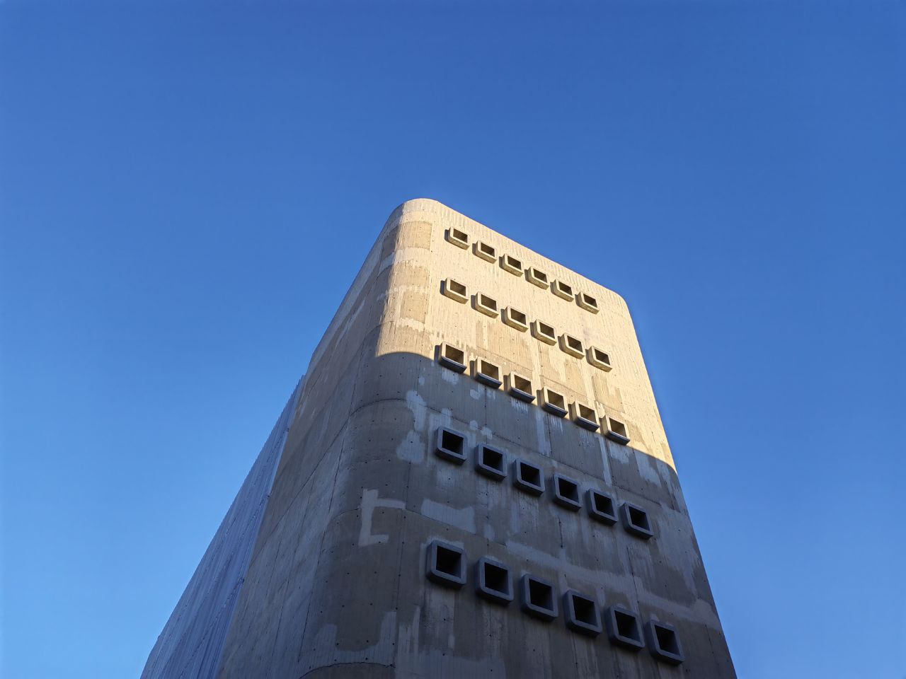 batalla de plegables huawei p50 pocket vs samsung galaxy z flip 3 edificio