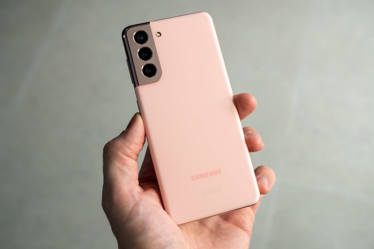 Galaxy S21 en la mano de una persona mostrando sus cámaras traseras.