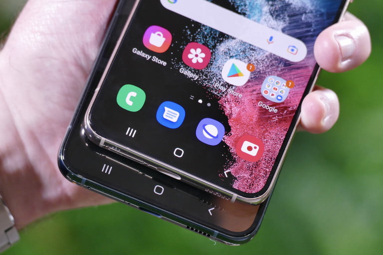 Dos celulares Galaxy S22 y S22 Plus en la mano de una persona para comparar el tamaño de la pantalla.