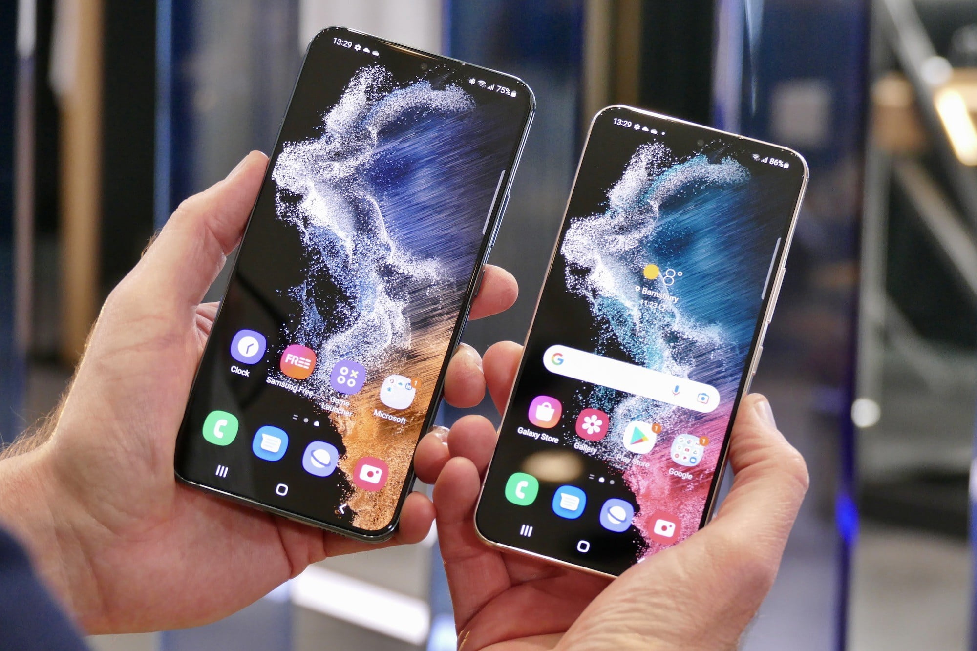 Una persona sostiene un Galaxy S22 y Galaxy S22 Plus.