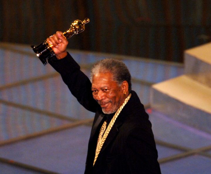 Morgan Freeman con su Premio Óscar de 2004.