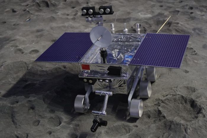 El vehículo de exploración lunar Yutu-2 de la misión espacial china Chang'e-4 descubrió restos de vidrio translúcido macroscópico durante un recorrido de exploración en el lado oculto de la Luna.