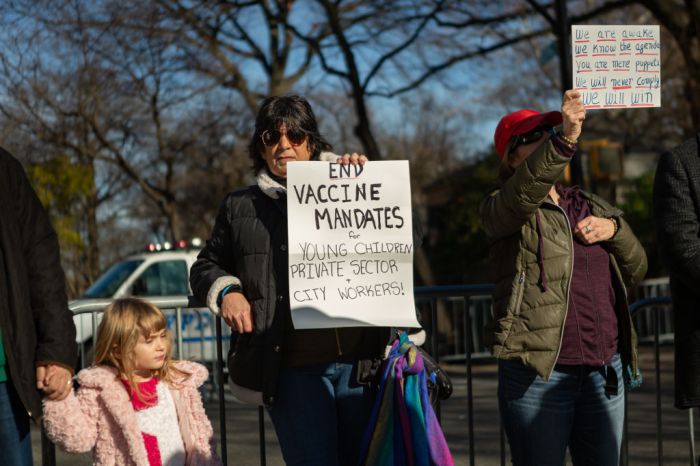 Dos mujeres protestan contra las vacunas en Nueva York.