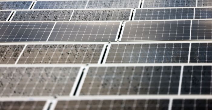Un equipo de investigadores de España e Inglaterra desarrolló una técnica para fabricar paneles solares más delgados, eficientes y amigables con el medio ambiente.