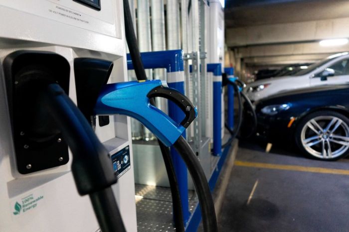 La administración del presidente Joe Biden pone en marcha su plan para instalar 500,000 cargadores para autos eléctricos en todo Estados Unidos.