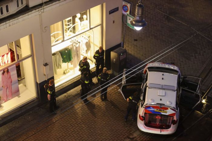 Medios locales de Países Bajos reportaron una toma de rehénes al interior de una tienda de Apple ubicada en Leidseplein, Ámsterdam.