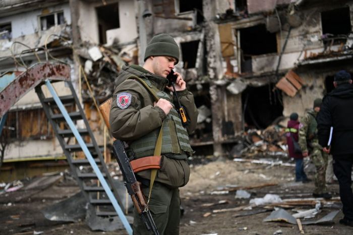 Un soldado del ejército de Ucrania habla por teléfono.