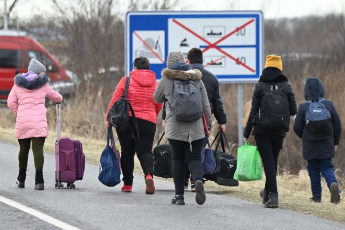 Un grupo de refugiados de Ucrania se acerca a la frontera con Hungría.