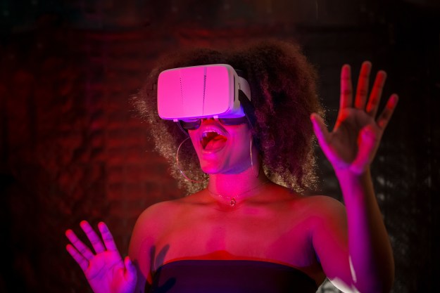 Una mujer utiliza un visor de realidad virtual.