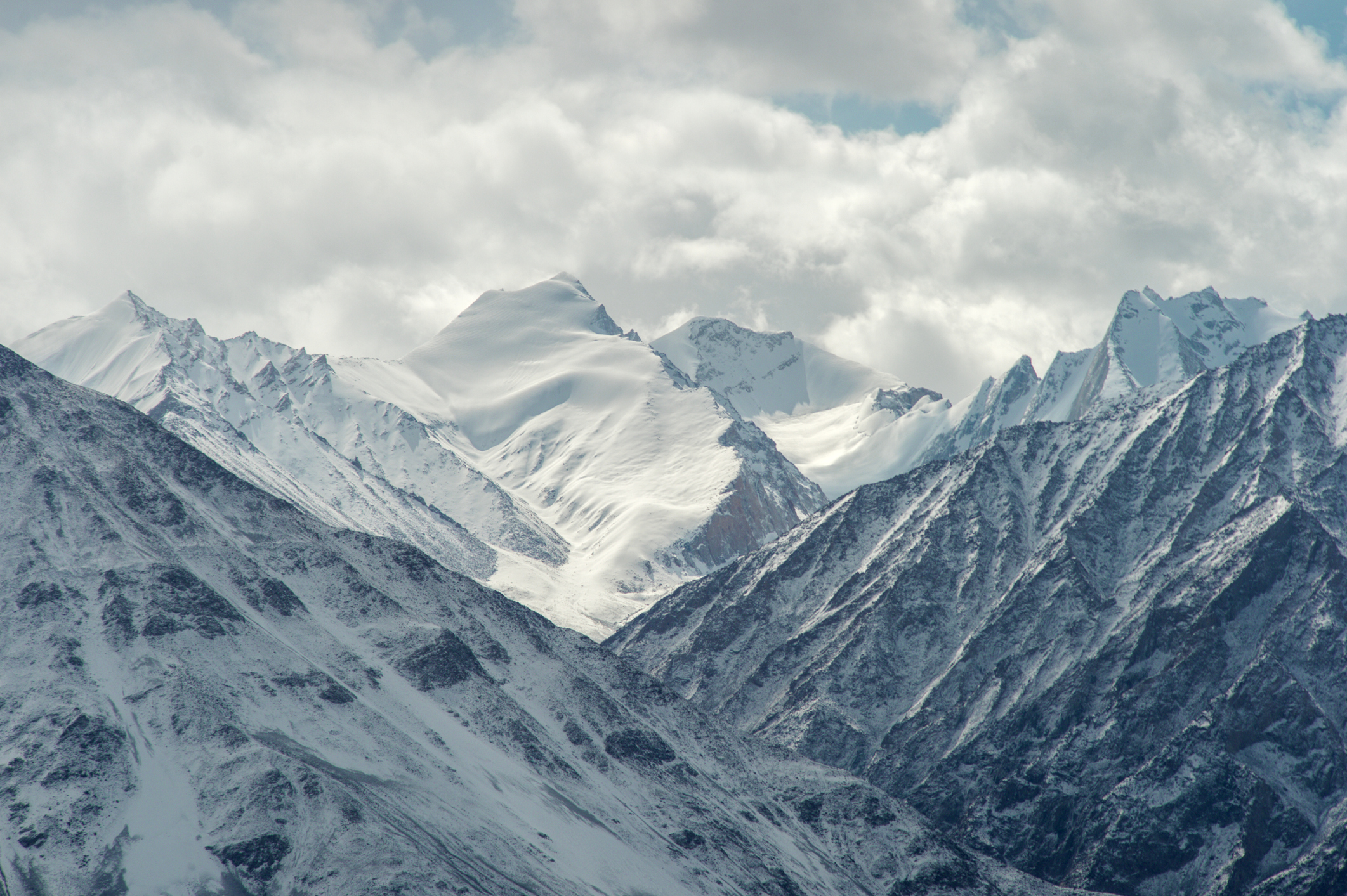 Una imponente montaña cubierta de nieve.
