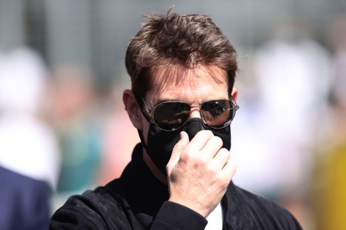 El actor Tom Cruise con mascarilla y lentes para el sol.