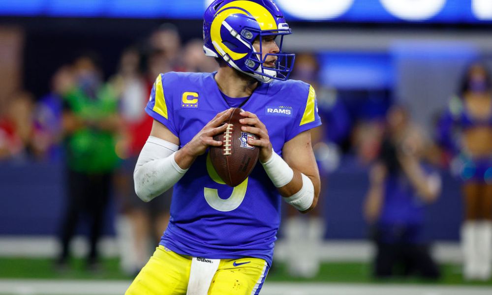 Un jugador de Los Angeles Rams preparándose para lanzar un pase.