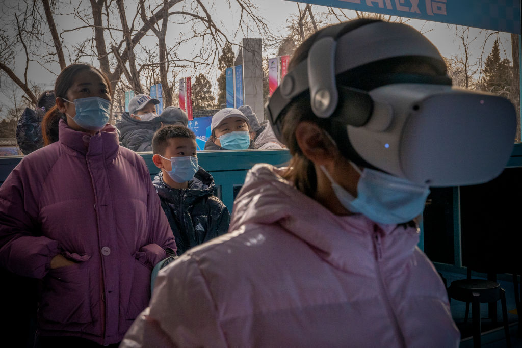 Dos desarrolladores expertos en iOS hallan en la App Store referencias a “realityOS”, sistema operativo que Apple integraría en su visor de realidad virtual.