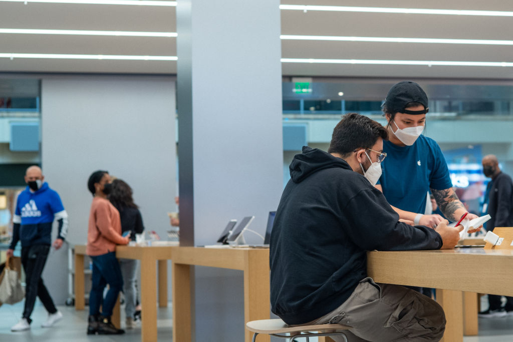 Apple dejará de pedir a sus clientes el uso obligatorio de mascarillas en algunas tiendas, indica un reporte publicado por el portal Bloomberg.