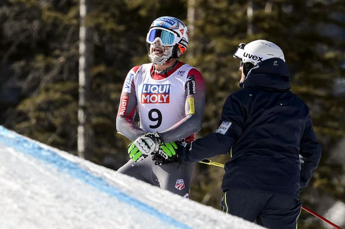 Un esquiador muestra señales de dolor luego de lesionarse en competencia.