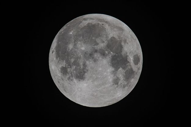 Una vista de la Luna que muestra su cara visible desde la Tierra.