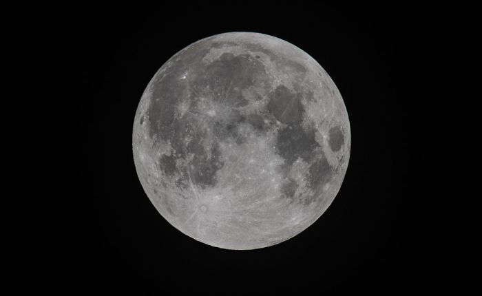 Una vista de la Luna que muestra su cara visible desde la Tierra.