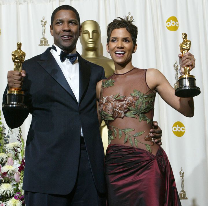 Denzel Washington y Halle Berry muestran sus Óscar de 2001.