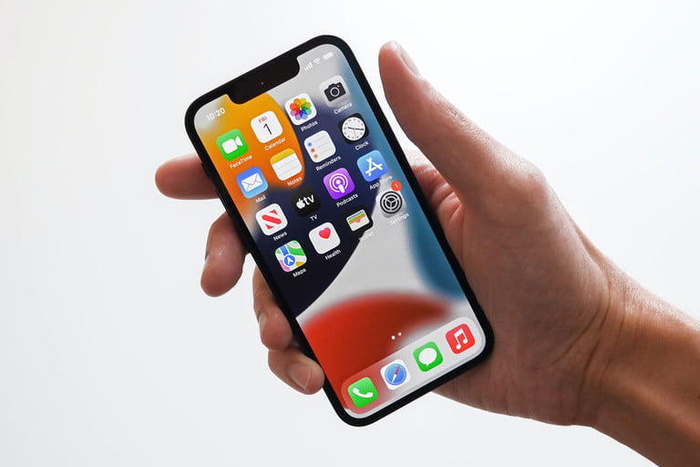iPhone 13 Mini en la mano de una persona.