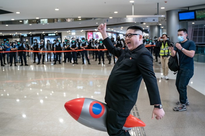 imitador de Kim Jong-un con un flotador entre las piernas.