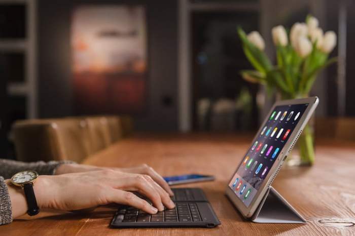 Las manos de una persona sobre el teclado Microsoft Universal Foldable Keyboard frente a una Tablet Samsun en modo laptop.
