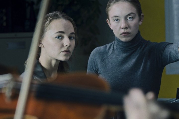 Sydney Sweeney y Madison Iseman son dos gemelas pianistas en "Nocturne" (2020).