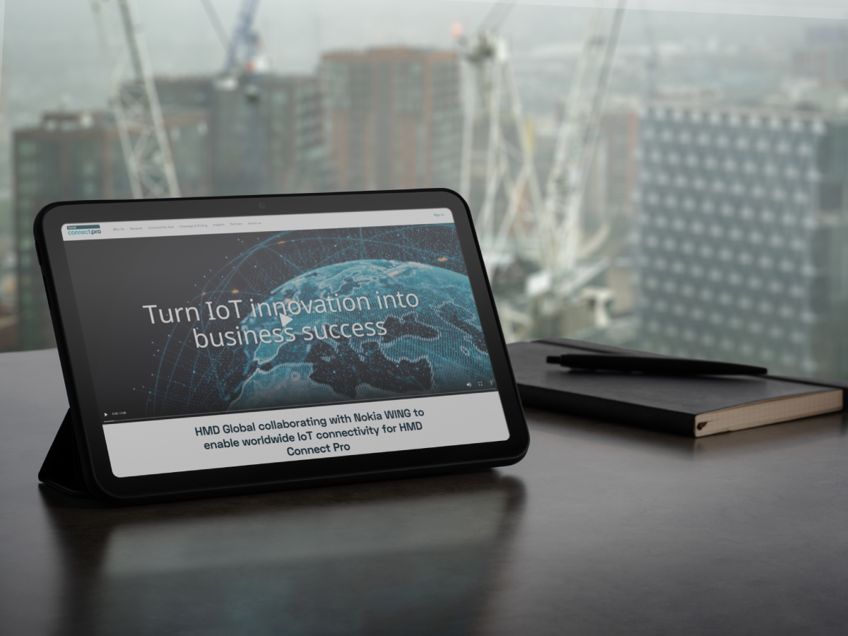 Tableta Nokia T20 mostrando una presentación; la tablet está colocada sobre una mesa.