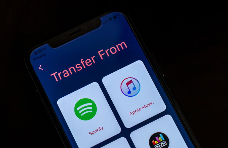 Pantalla de un celular con varias opciones para transferencia de listas de reproducción.