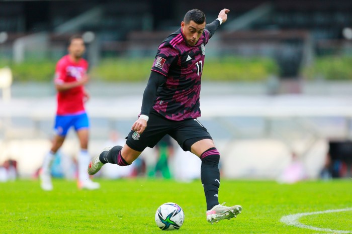 El mexicano Rogelio Funes Mori controla el balón durante el partido con Costa Rica, disputado en enero de 2022 por las eliminatorias a Qatar 2022.