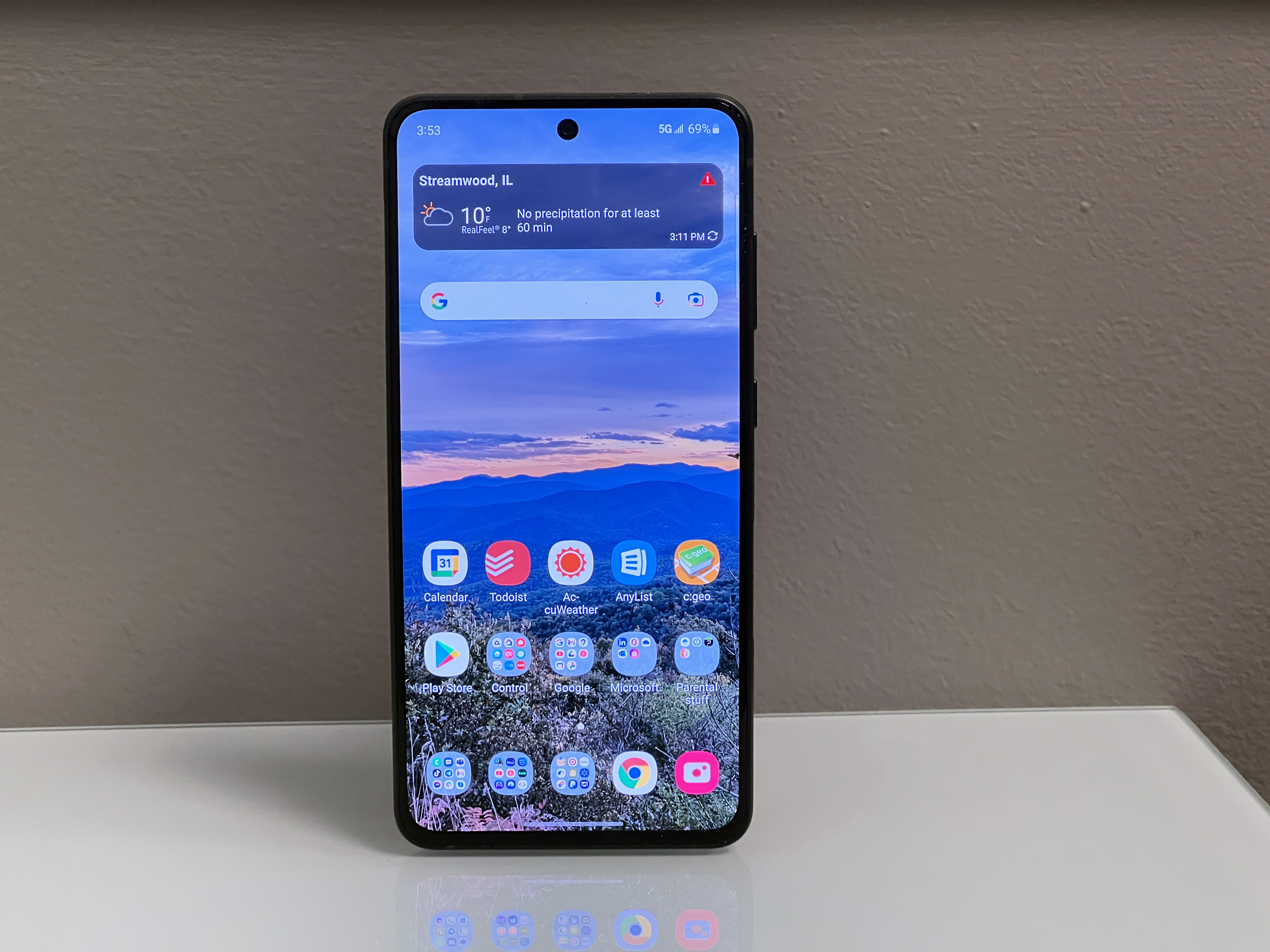 Una mano sostiene un teléfono Samsung Galaxy S21 FE.