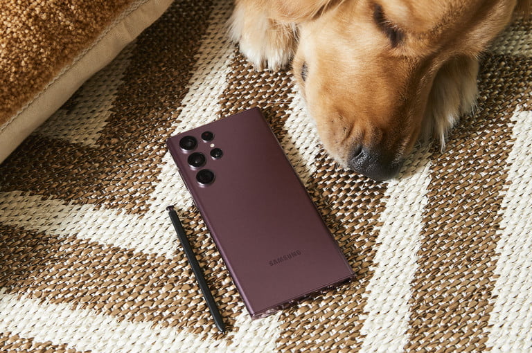 Samsung Galaxy S22 Uultra junto a un perro.