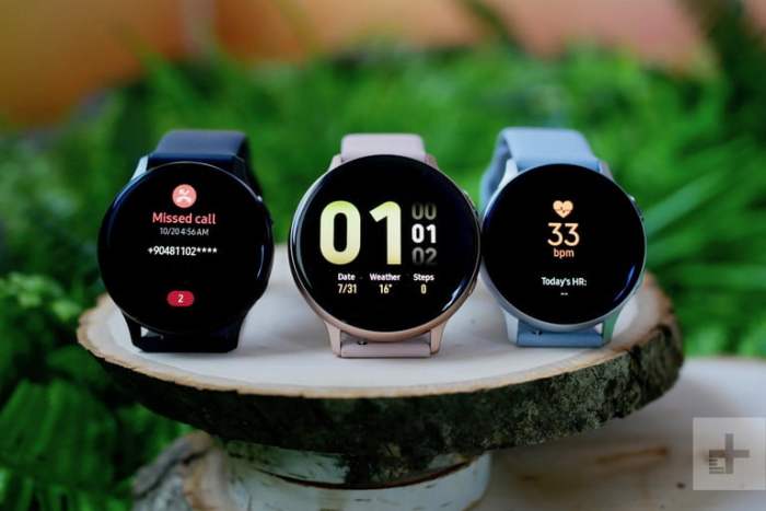 Tres Samsung Galaxy Watch Active 2 con diferentes caratulas sobre una base redonda.