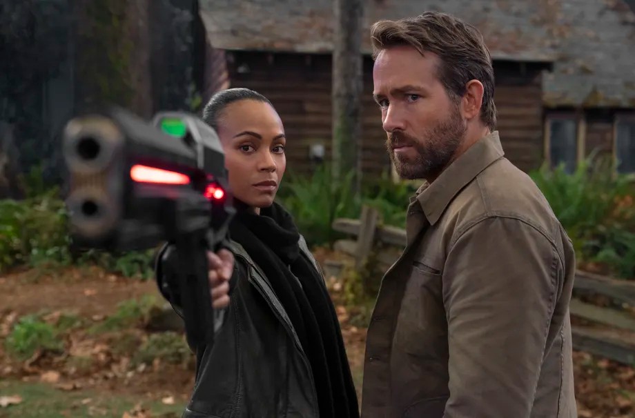 Zoe Saldana y Ryan Reynolds en The Adam Project