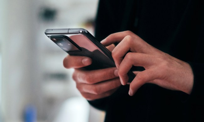 Un teléfono Samsung en las manos de una persona que envía un mensaje.