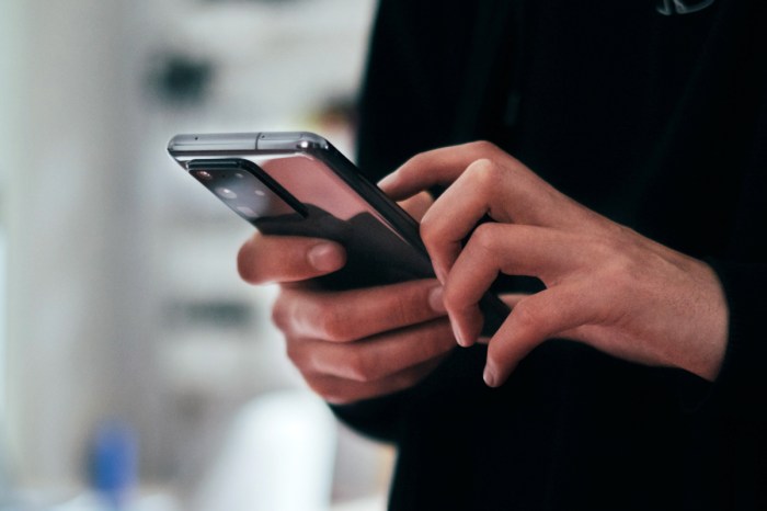 Un teléfono Samsung en las manos de una persona que envía un mensaje.